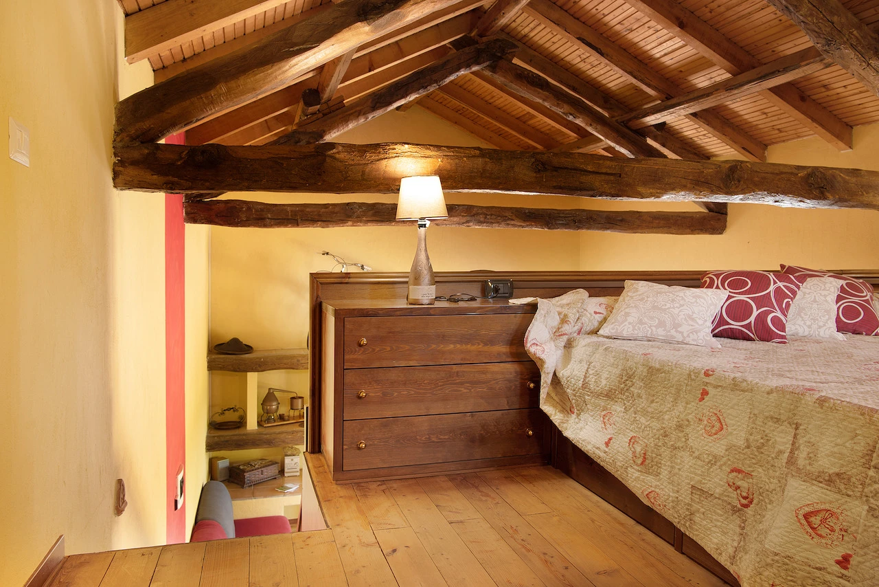 Camera matrimoniale sul soppalco del Romantic Cottage alla Tenuta MonteOliveto a Vesime