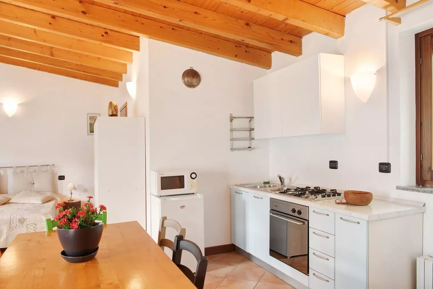 Angolo cucina del Classic Cottage XL alla Tenuta MonteOliveto in Alta Langa