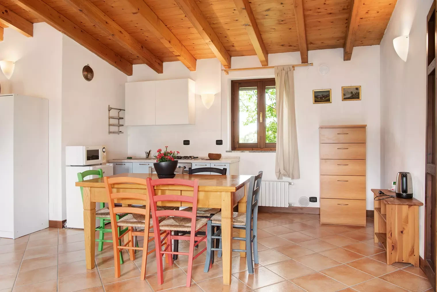 Zona pranzo con tavolo e sedie del Classic Cottage XL alla Tenuta MonteOliveto
