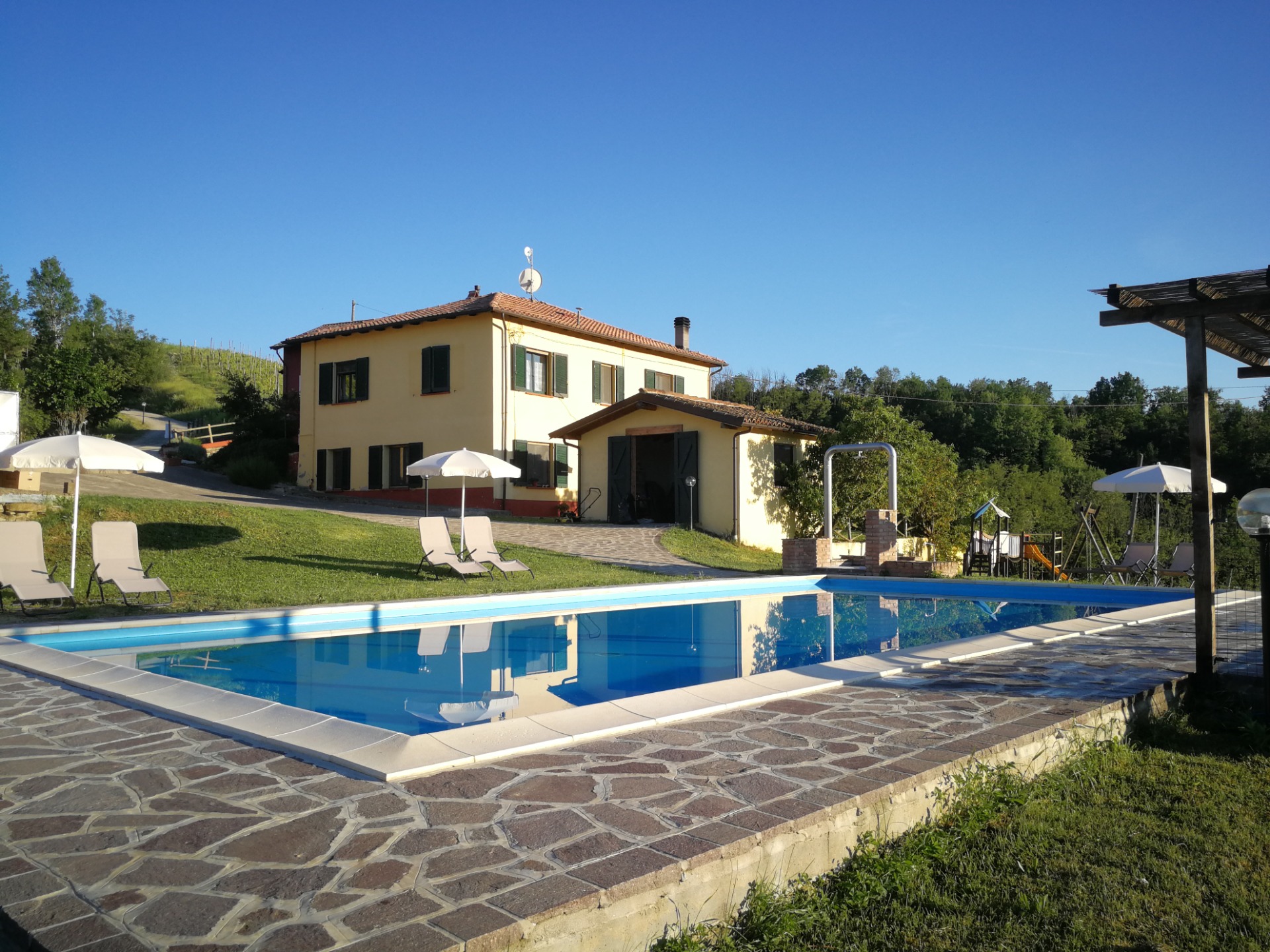 Piscina panoramica tra i vigneti di Tenuta MonteOliveto nelle Langhe