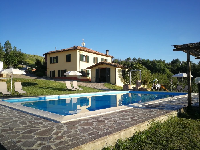 Piscina panoramica tra i vigneti della Tenuta MonteOliveto a Vesime in Alta Langa