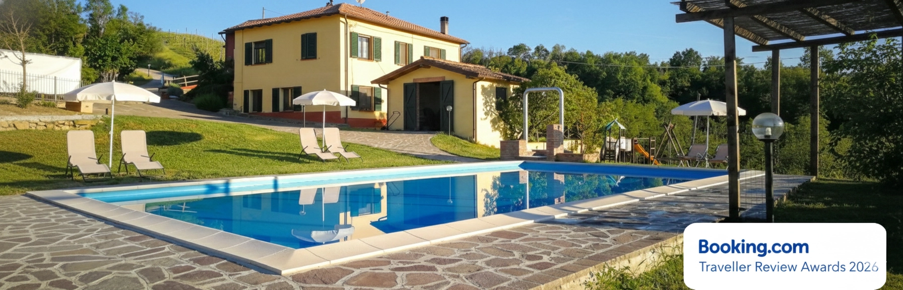 Piscina panoramica di Tenuta MonteOliveto premiata con il Booking.com Traveller Review Award 2026