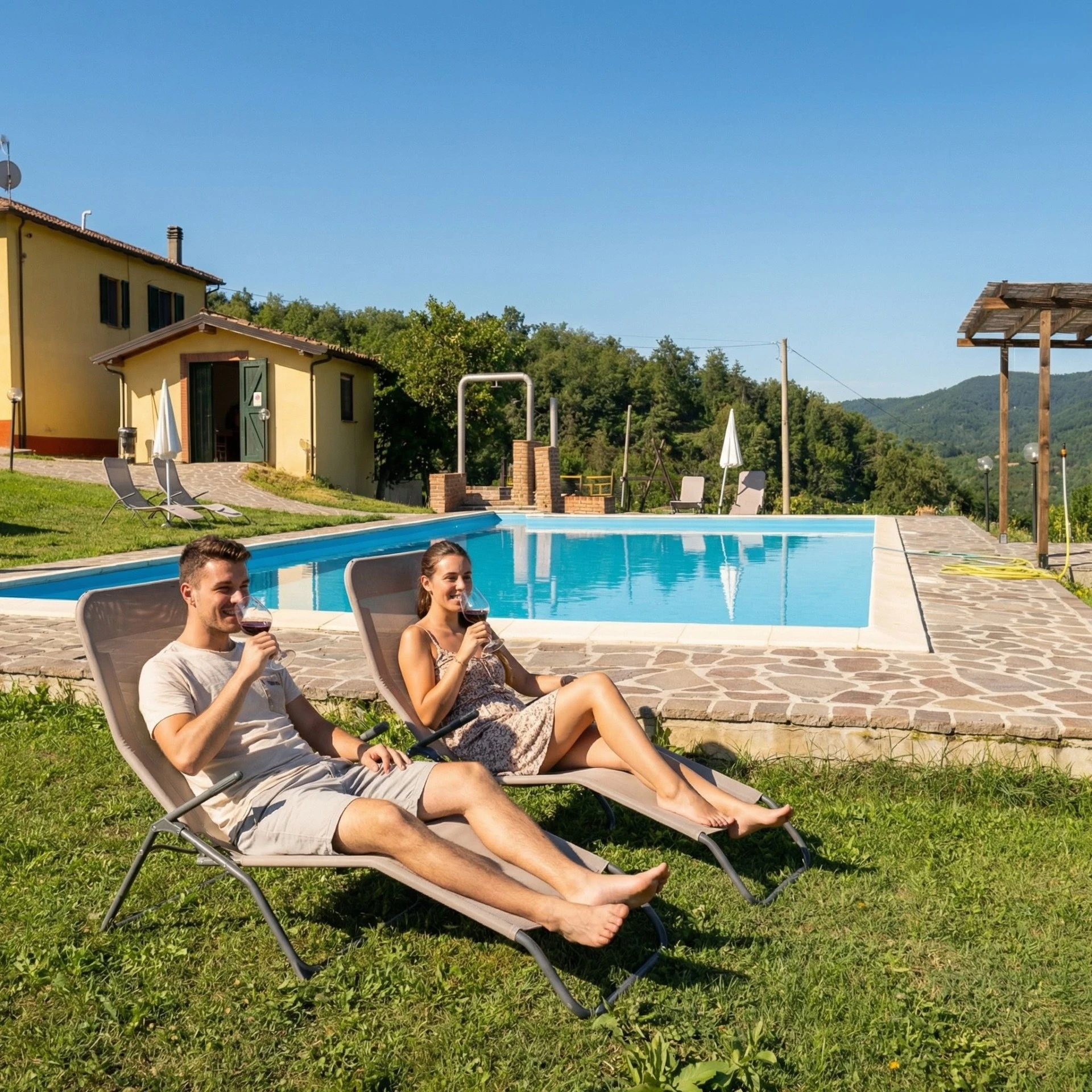 Coppia in relax in piscina alla Tenuta MonteOliveto, agriturismo in Alta Langa