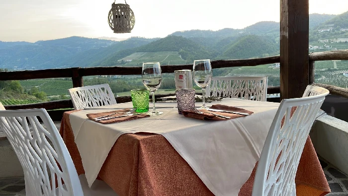 Cena con vista sulle Langhe sulla terrazza di Tenuta MonteOliveto