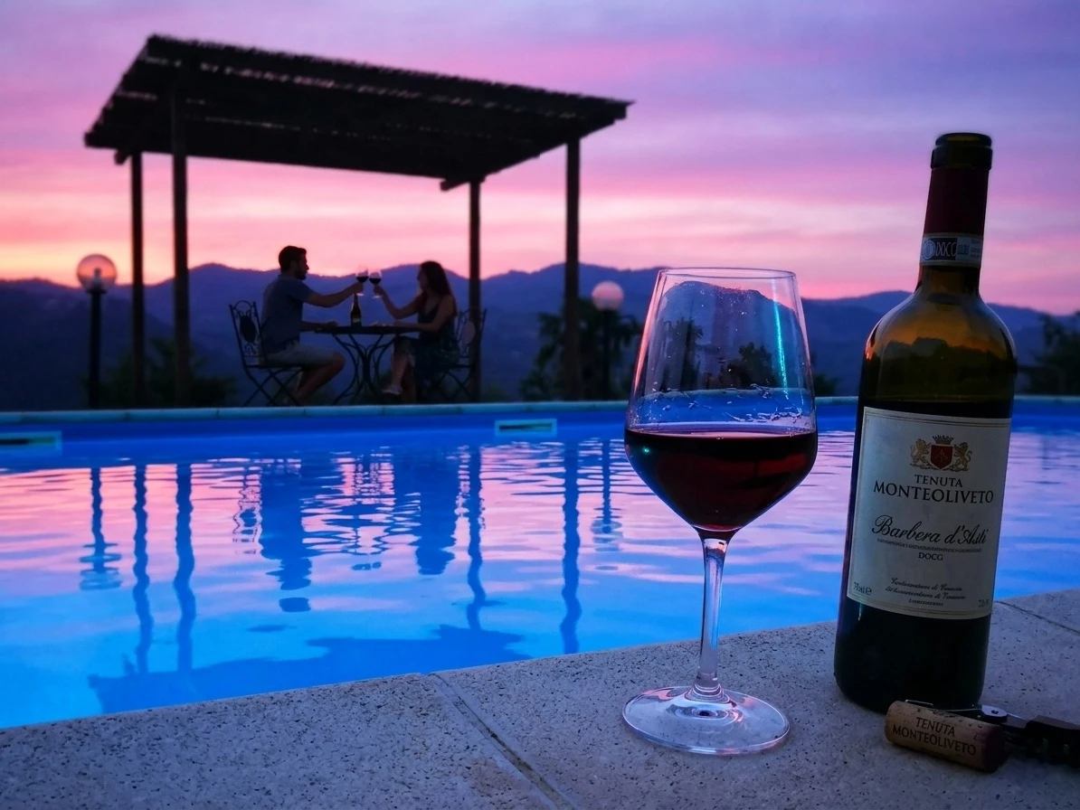Vigne al tramonto e piscina panoramica della Tenuta MonteOliveto in Alta Langa