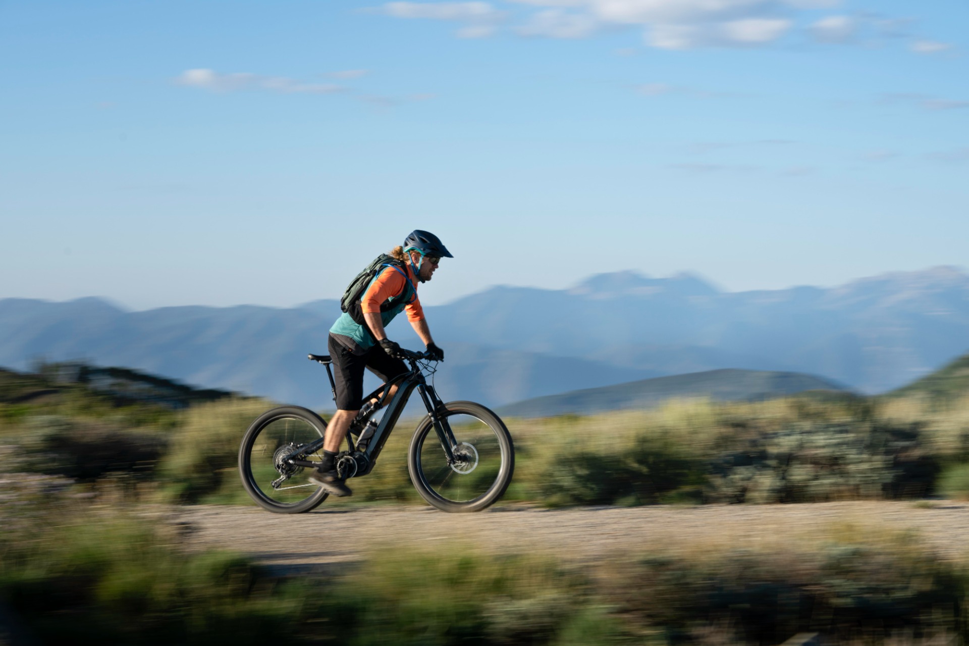 Coppia in e‑bike esplora le colline dell’Alta Langa in mezzo alla natura