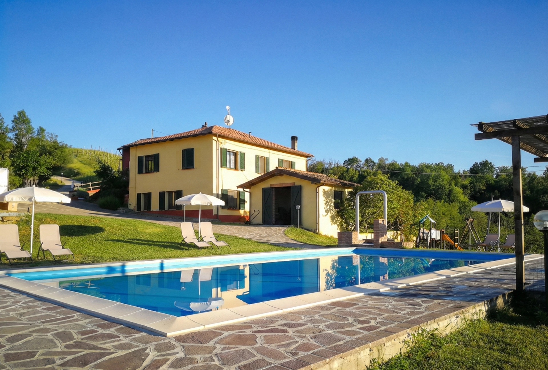 Piscina panoramica privata per retreat aziendali nelle Langhe