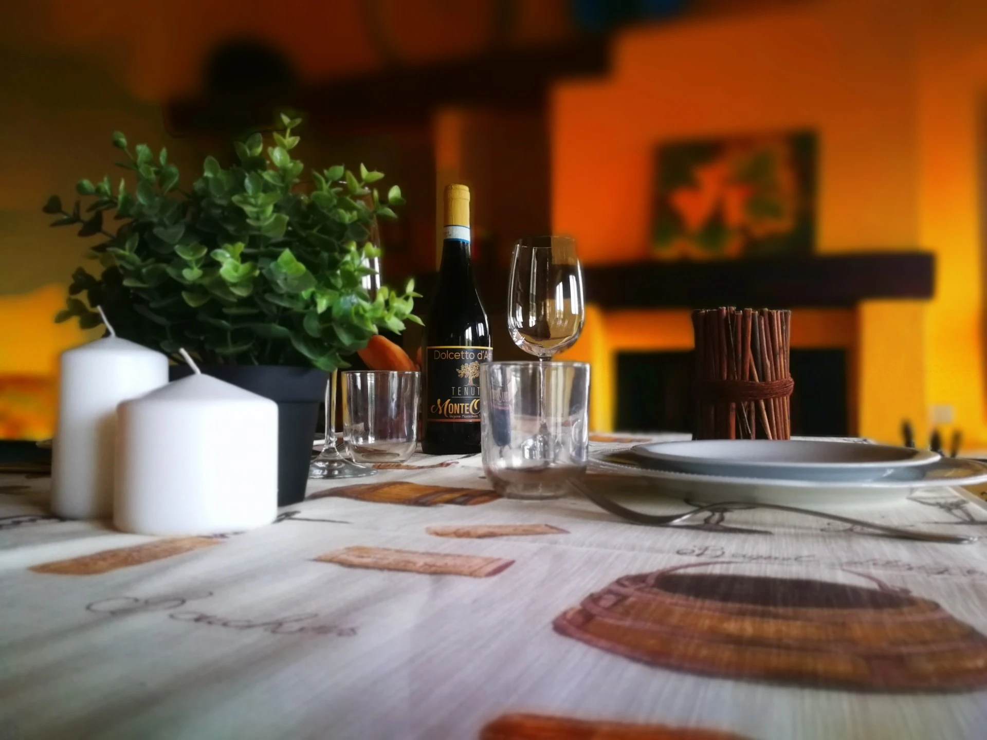 Tavola apparecchiata con vino nel Romantic Cottage durante l'autunno nelle Langhe